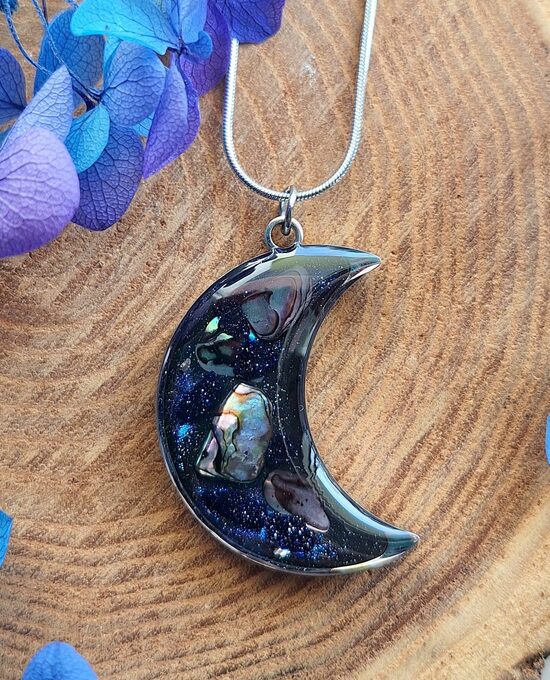 Naszyjniki i wisiorki z żywicy