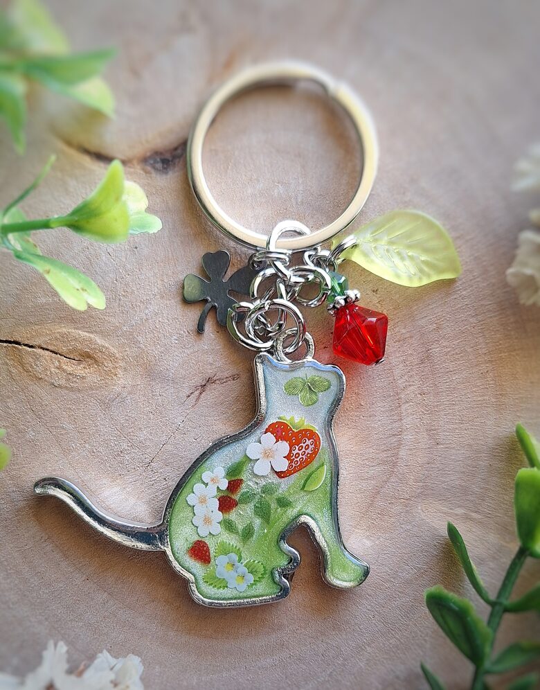 Truskawkowy kotek! Ręcznie wykonany brelok z kotem