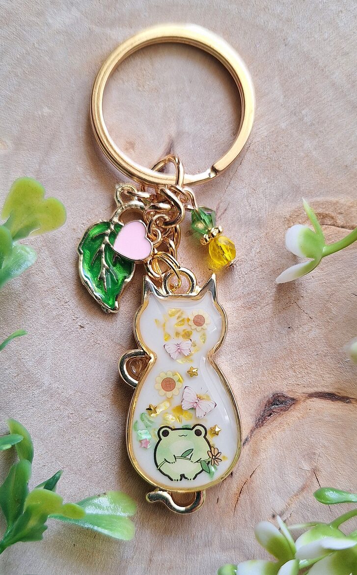 Złoty kotek - wiosenny brelok z żywicy 