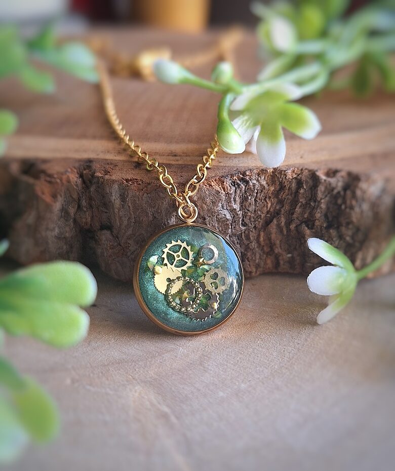 Zielony wisiorek steampunk - złota stal szlachetna 