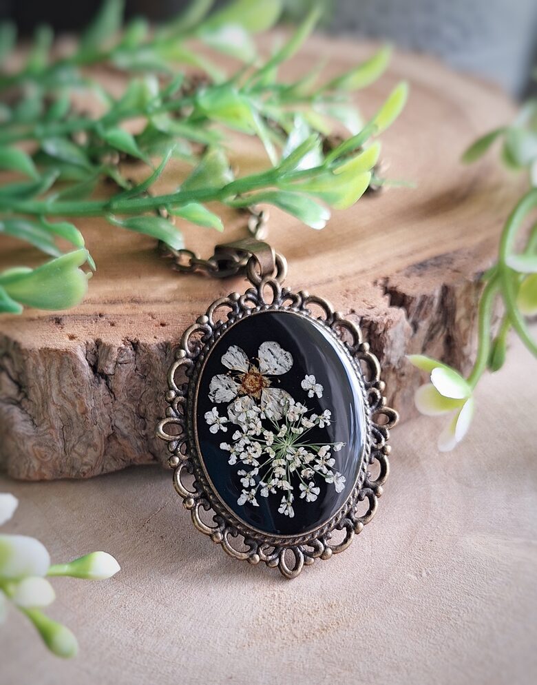 Wisiorek vintage z suszonymi kwiatami zatopionymi w żywicy