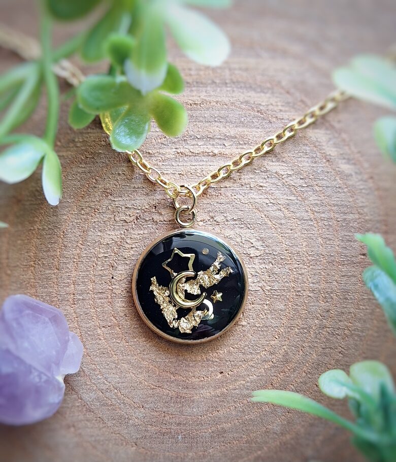 Księżycowy wisiorek - złota stal szlachetna