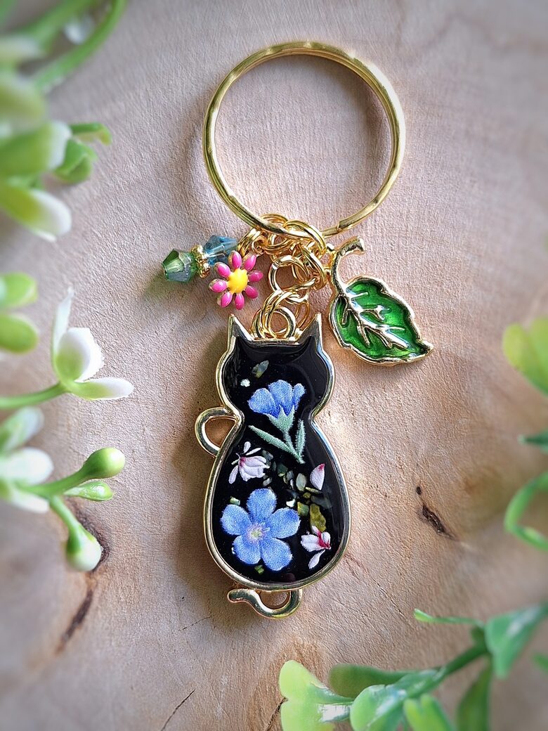 Brelok z żywicy - czarny kotek z kwiatami
