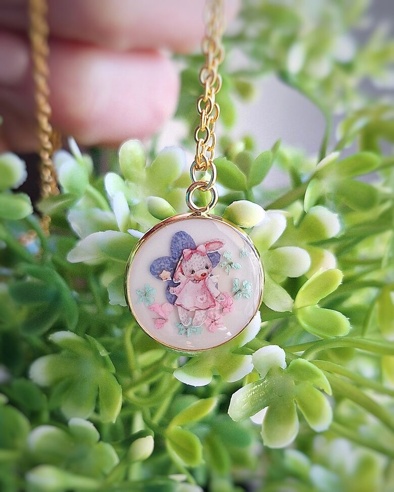 Wisiorek z żywicy - króliczek na łące