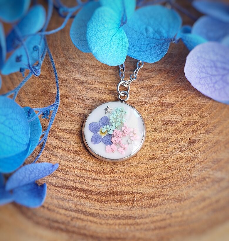 Wisiorek z żywicy - pastelowe kwiatki