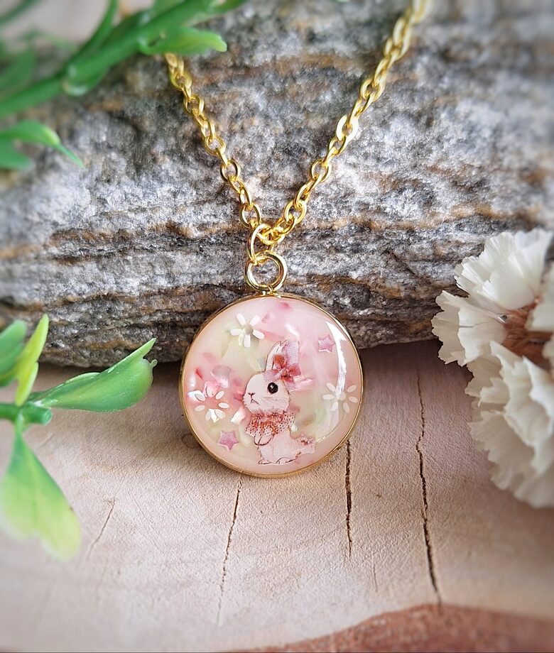 Wisiorek z żywicy - uroczy zajączek - stal szlachetna