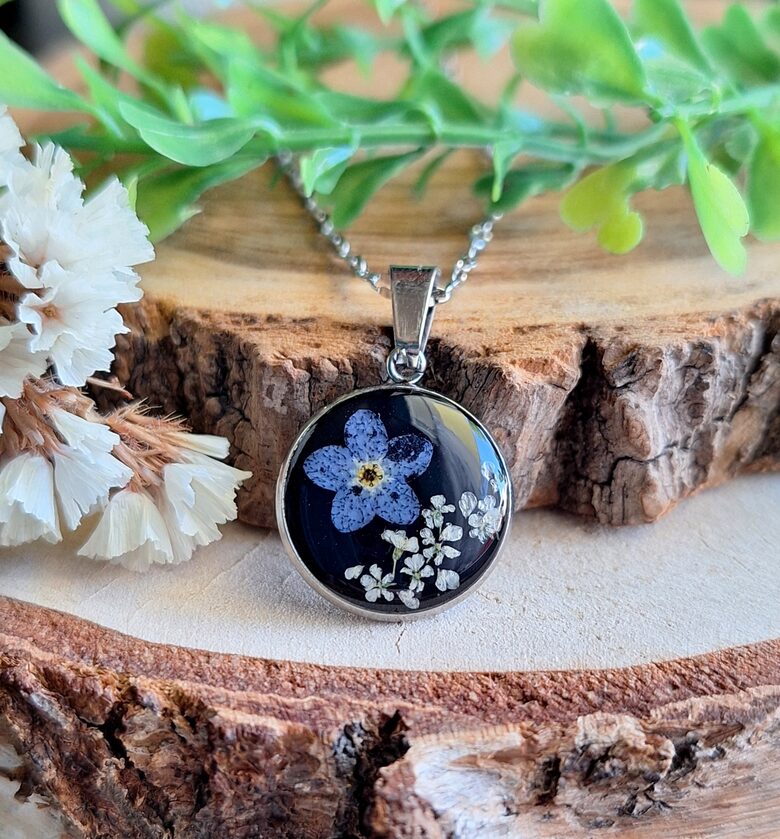 Wisiorek z niezapominajką - biżuteria z żywicy 