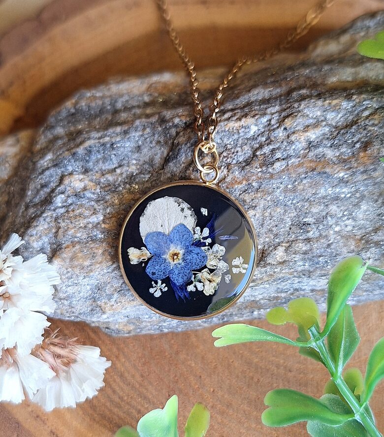 Wisiorek z żywicy - bukiecik z niezapominajką