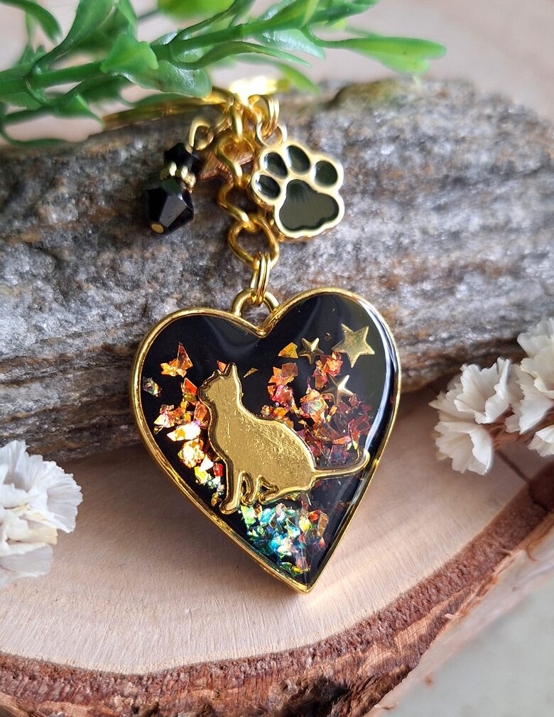 Brelok z żywicy - błyszczące serce z kotkiem