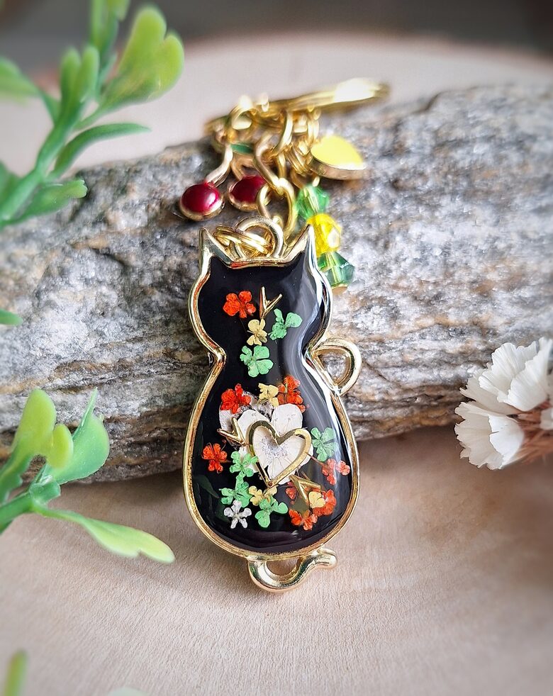 Brelok z żywicy - Kotek z kwiatami