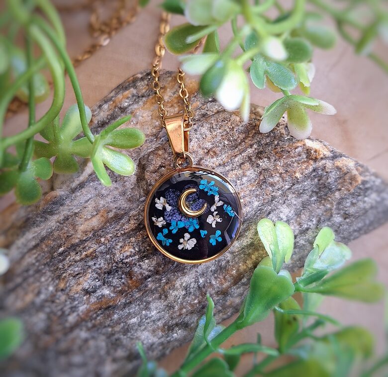 Wisiorek z żywicy - Księżyc wśród kwiatów