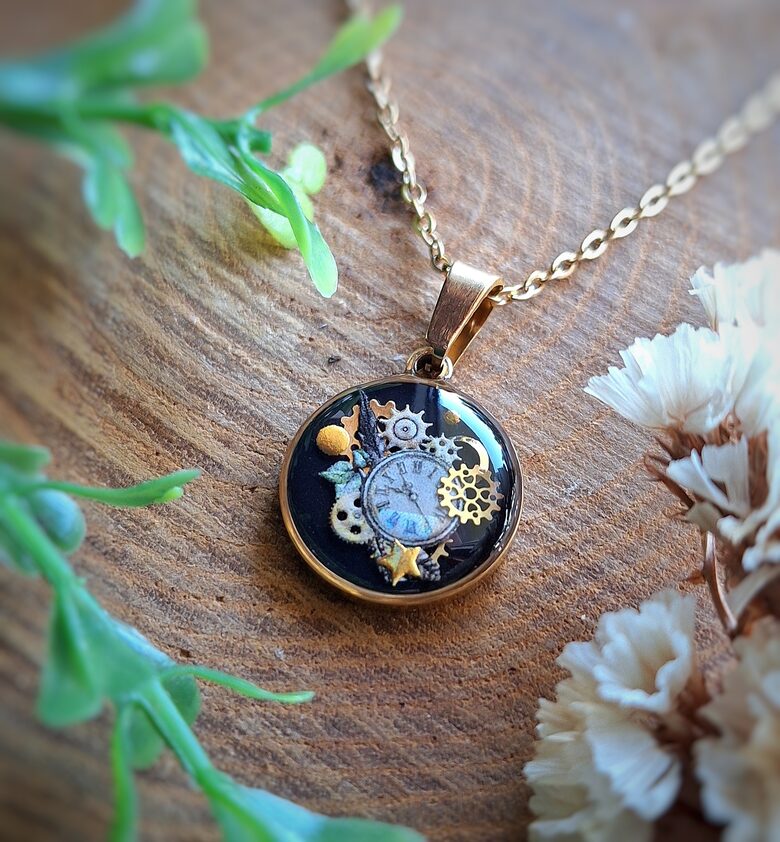 Wisiorek z żywicy w stylu steampunk - Wehikuł Czasu 