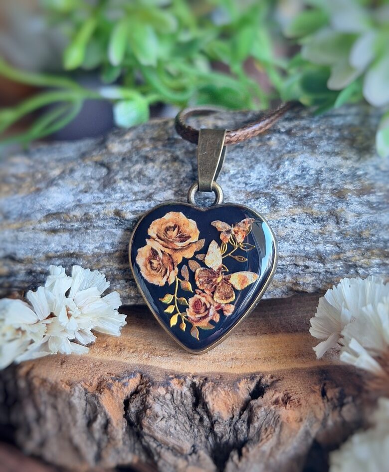 Wisiorek z żywicy - serduszko w stylu vintage