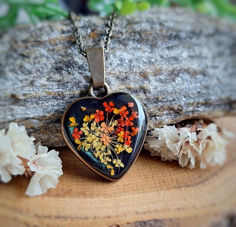 Wisiorek z kwiatami - jesienna kompozycja w serduszku