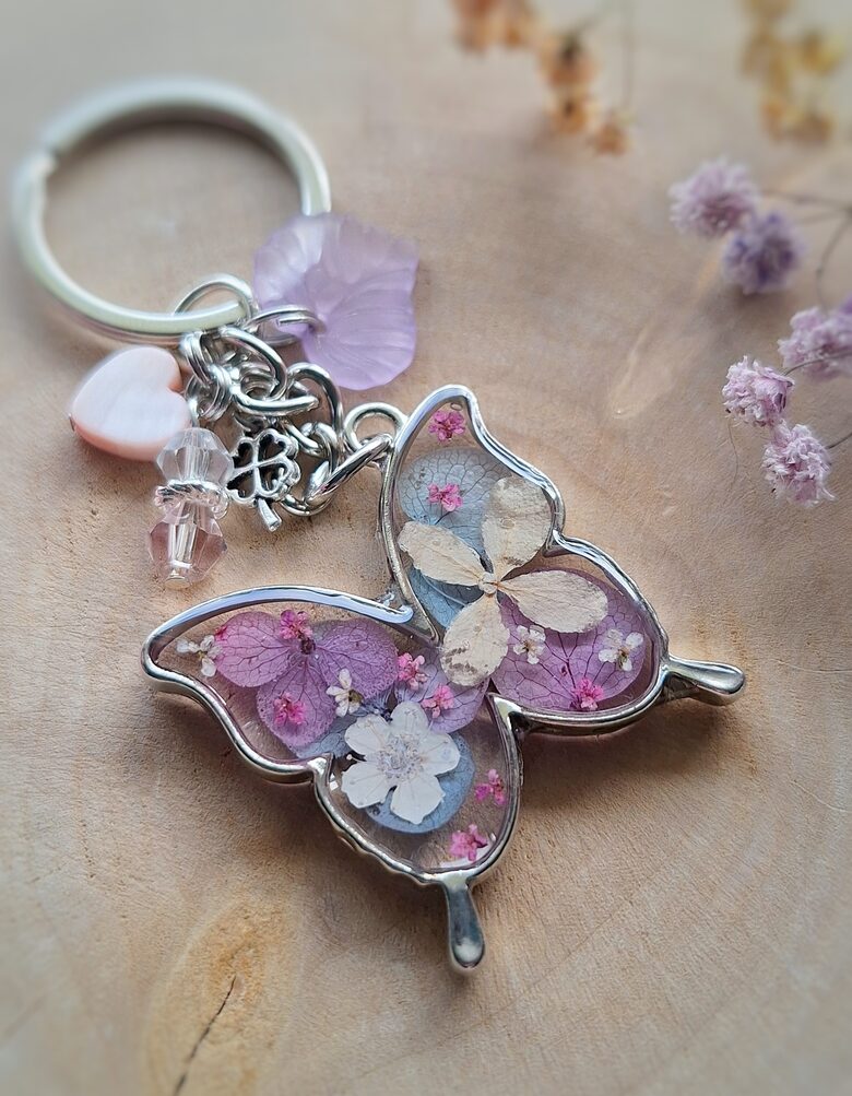 Brelok Motyl z suszonymi kwiatami - rękodzieło z żywicy 