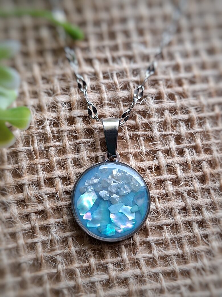 Błękitny wisiorek z kruszoną muszlą - rękodzieło z żywicy