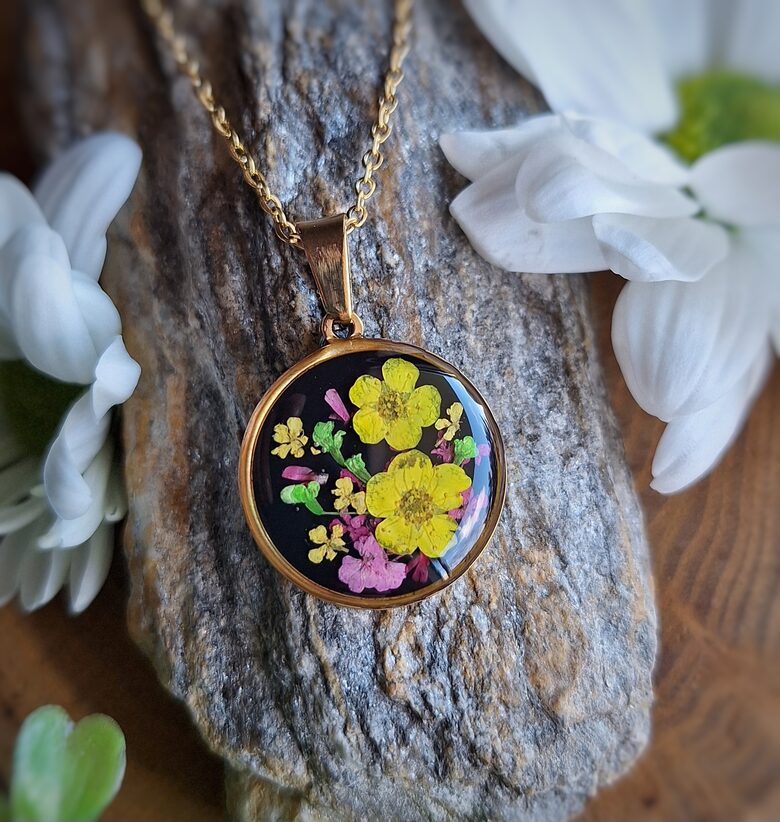 Wisiorek z suszonymi kwiatami - rękodzieło z żywicy