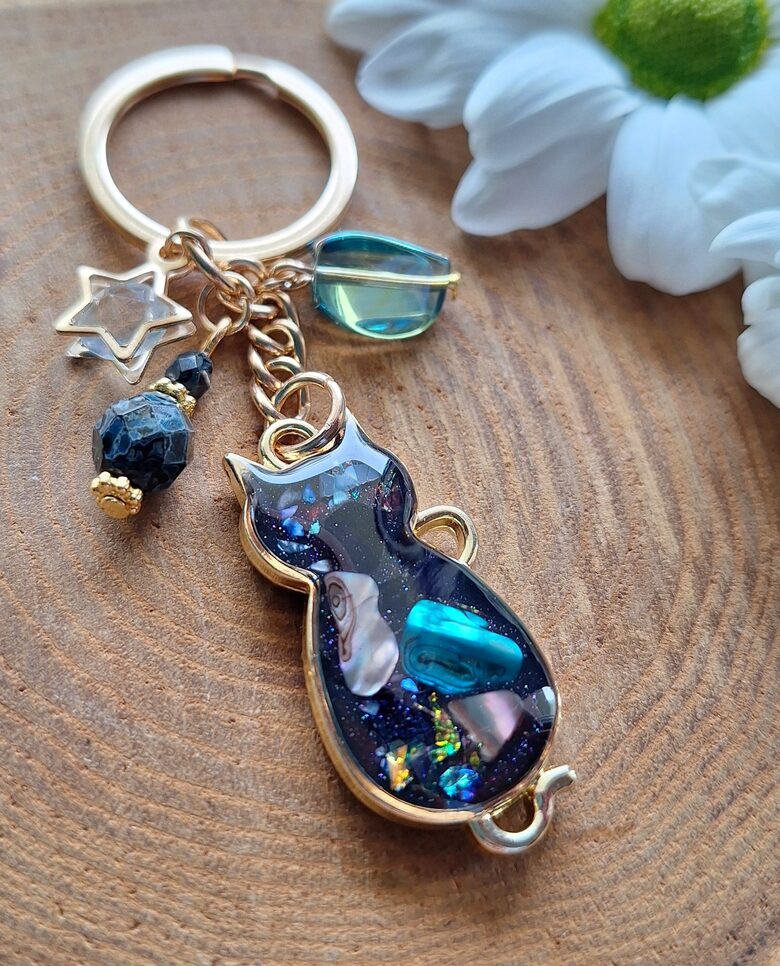 Brelok z muszlą abalone - złoty kotek