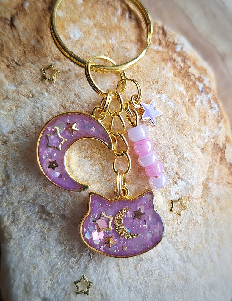 Fioletowy brelok "Księżycowy Kotek" Rękodzieło z żywicy Topikowo.art