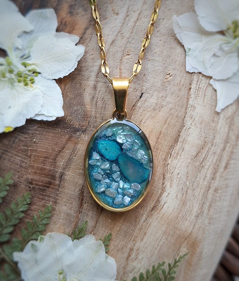 Naszyjnik "Morska Głębia" - Ręcznie Wykonany Wisiorek z Żywicy