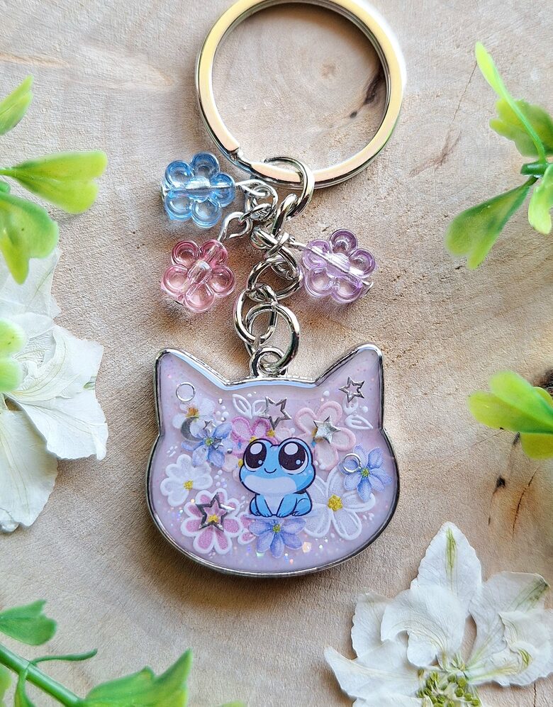 Bajeczny Breloczek z żywicy - Kot i Żabka w Zaczarowanym Ogrodzie