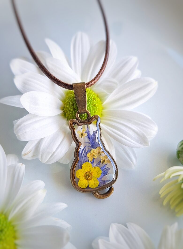 Wisiorek Kotek z Chabrami i Żółtymi kwiatkami