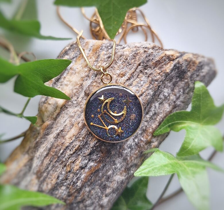 Księżycowy Naszyjnik ze stali szlachetnej - rękodzieło z żywicy