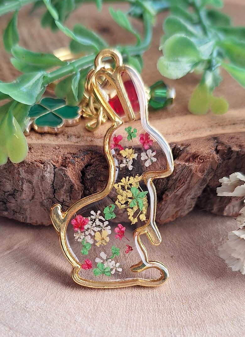 Brelok z żywicy - złoty zajączek z kolorowymi kwiatami 