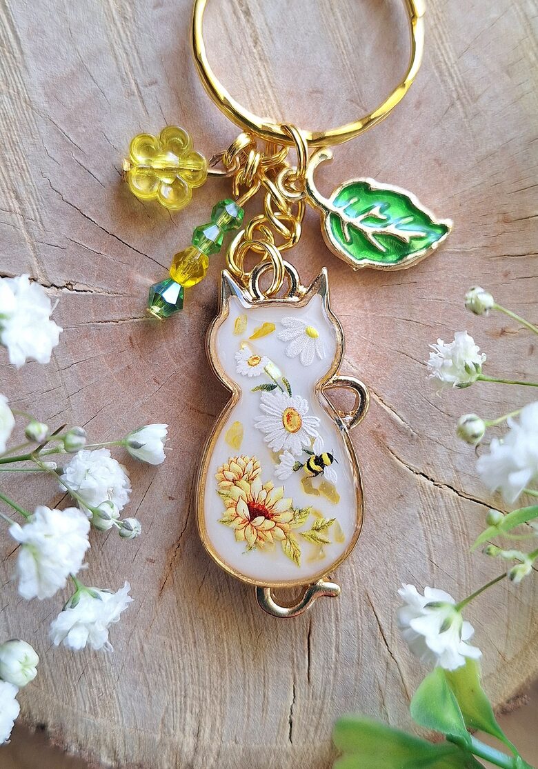 Brelok z żywicy - wiosenny kotek z kwiatami