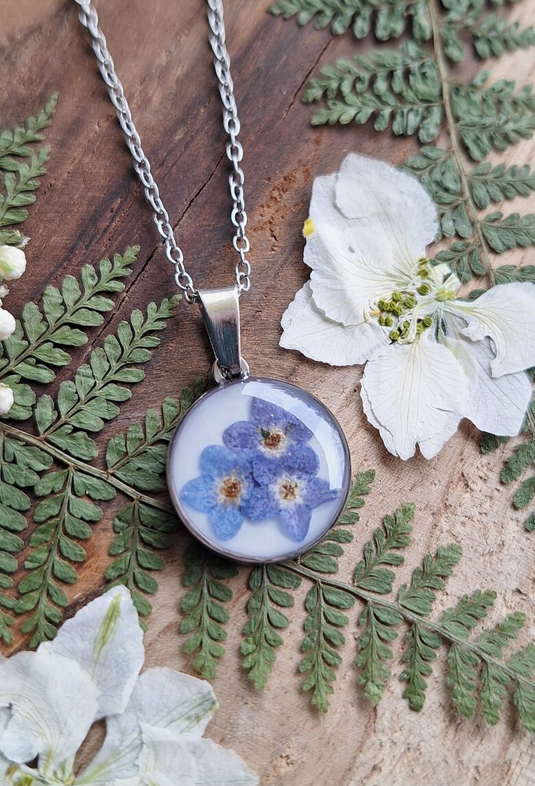 Wisiorek z niezapominajką - rękodzieło z żywicy i suszonych kwiatów