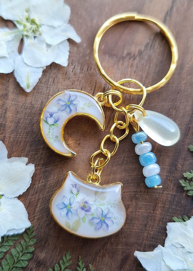 Brelok Kotek i Księżyc z kwiatkami - Rękodzieło z żywicy