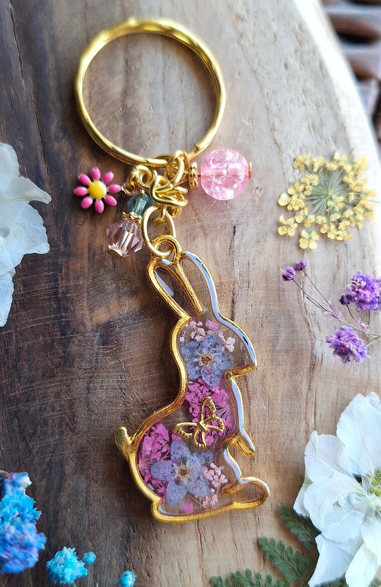 Wiosenny Zajączek - Brelok z Suszonymi Kwiatami - Rękodzieło z żywicy