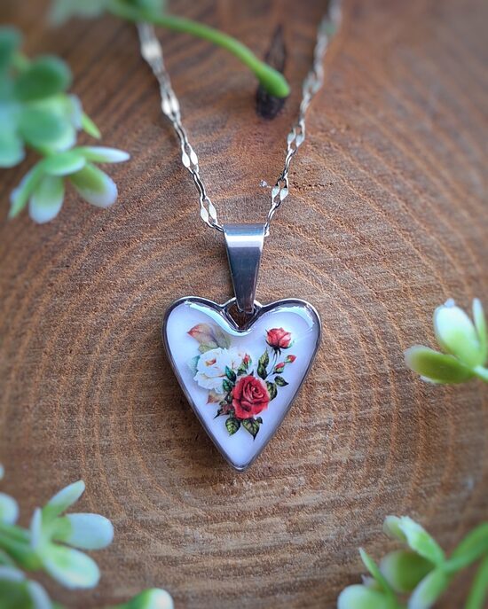 Serduszko z różami - uroczy wisiorek z żywicy 