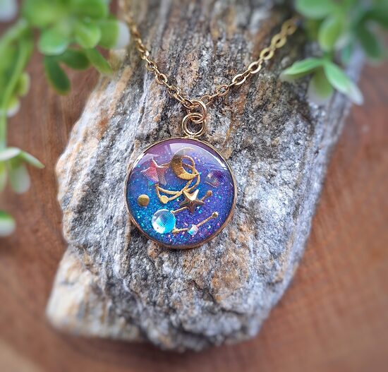 Kolekcja Tęczowe Sny - Brokatowy wisiorek z motywem kosmicznym