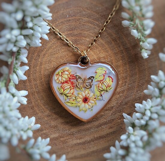 Wisiorek z żywicy - Słoneczne serduszko - stal nierdzewna