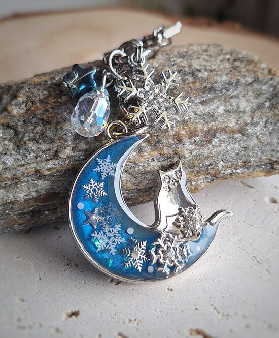 Brelok z żywicy - Księżycowy Kotek - kryształowe śnieżynki handmade