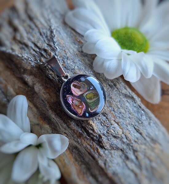 Okrągły wisiorek z opalizującą muszlą Abalone - stal nierdzewna