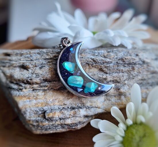 Księżycowy wisiorek z błękitną muszulą Paua - stal nierdzewna 
