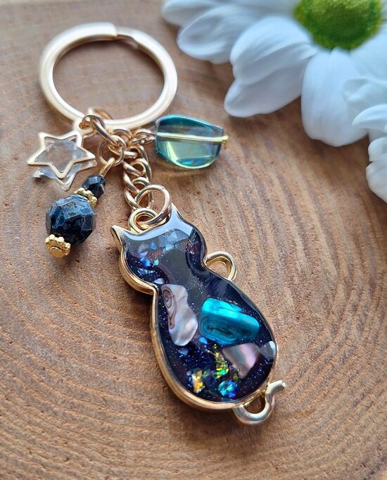 Brelok z muszlą abalone - złoty kotek