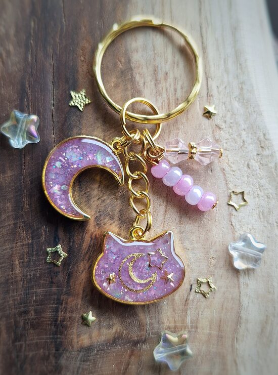 Różowy breloczek "Księżycowy kotek" Rękodzieło z żywicy