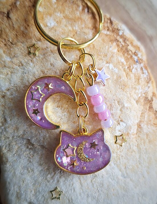 Fioletowy brelok "Księżycowy Kotek" Rękodzieło z żywicy Topikowo.art