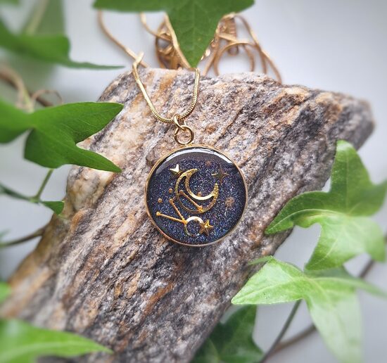 Księżycowy Naszyjnik ze stali szlachetnej - rękodzieło z żywicy