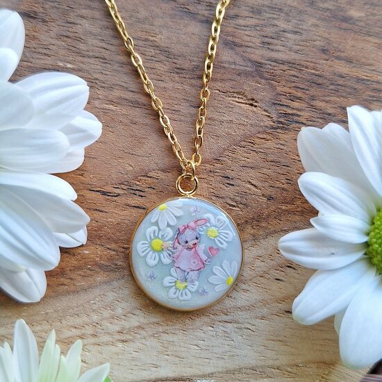 Różowy Króliczek wśród kwiatów - Naszyjnik dla dziewczynki