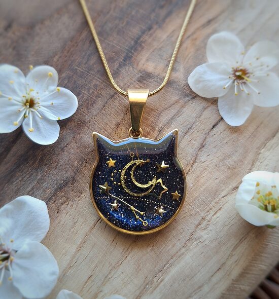 Wisiorek Księżycowy Kot - Biżuteria z żywicy